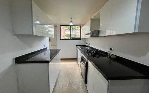 Apartamento En Venta En El Poblado Las Lomas | 136 M², Con Lavaplatos, Balcón, 4 Alcobas Y 2 Parqueaderos