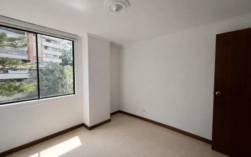 Apartamento En Venta En El Poblado Las Lomas | 136 M², Con Lavaplatos, Balcón, 4 Alcobas Y 2 Parqueaderos