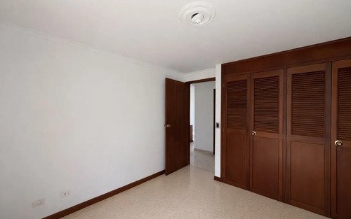 Apartamento En Venta En El Poblado Las Lomas | 136 M², Con Lavaplatos, Balcón, 4 Alcobas Y 2 Parqueaderos