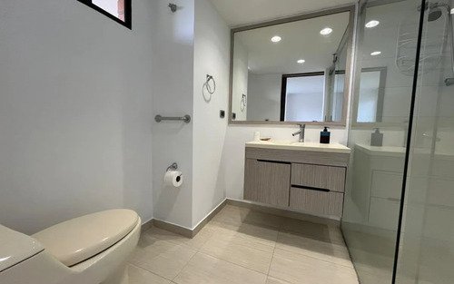 Apartamento En Venta En El Poblado Las Lomas | 136 M², Con Lavaplatos, Balcón, 4 Alcobas Y 2 Parqueaderos