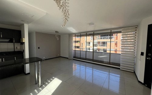 Apartamento En Arriendo En Laureles Medellín | 110 M2, Piso 7 Con Ascensor , 3 Habitaciones Y Parqueadero, En Todo El Segundo Parque De Laureles
