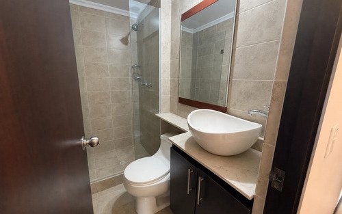 Apartamento En Venta En El Poblado Medellín Sector Ciudad Del Río | 61 M2, Piso 11, 3 Alcobas, Balcón Y Parqueadero, Unidad Con Zonas Sociales Completas